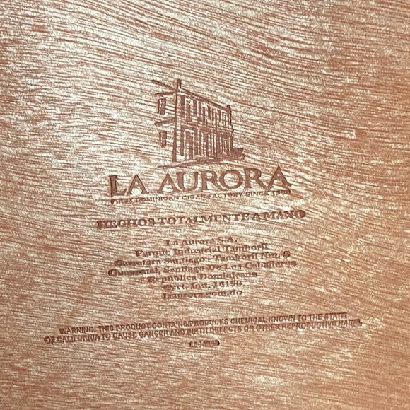 La Aurora empty wooden cigar box 25 ct size 
Display storage crafts - Picture 2 of 7